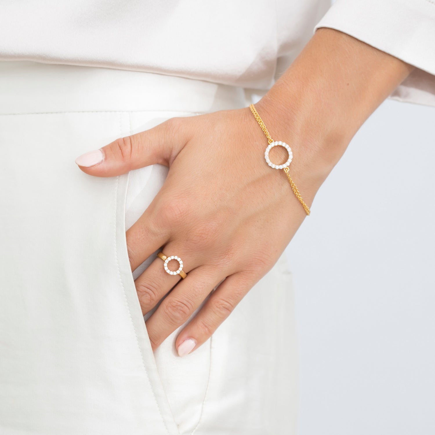 18K gold plated | White | 8,5, 18K gold plated | White | 7,5, 18K gold plated | White | 7, 18K gold plated | White | 6
