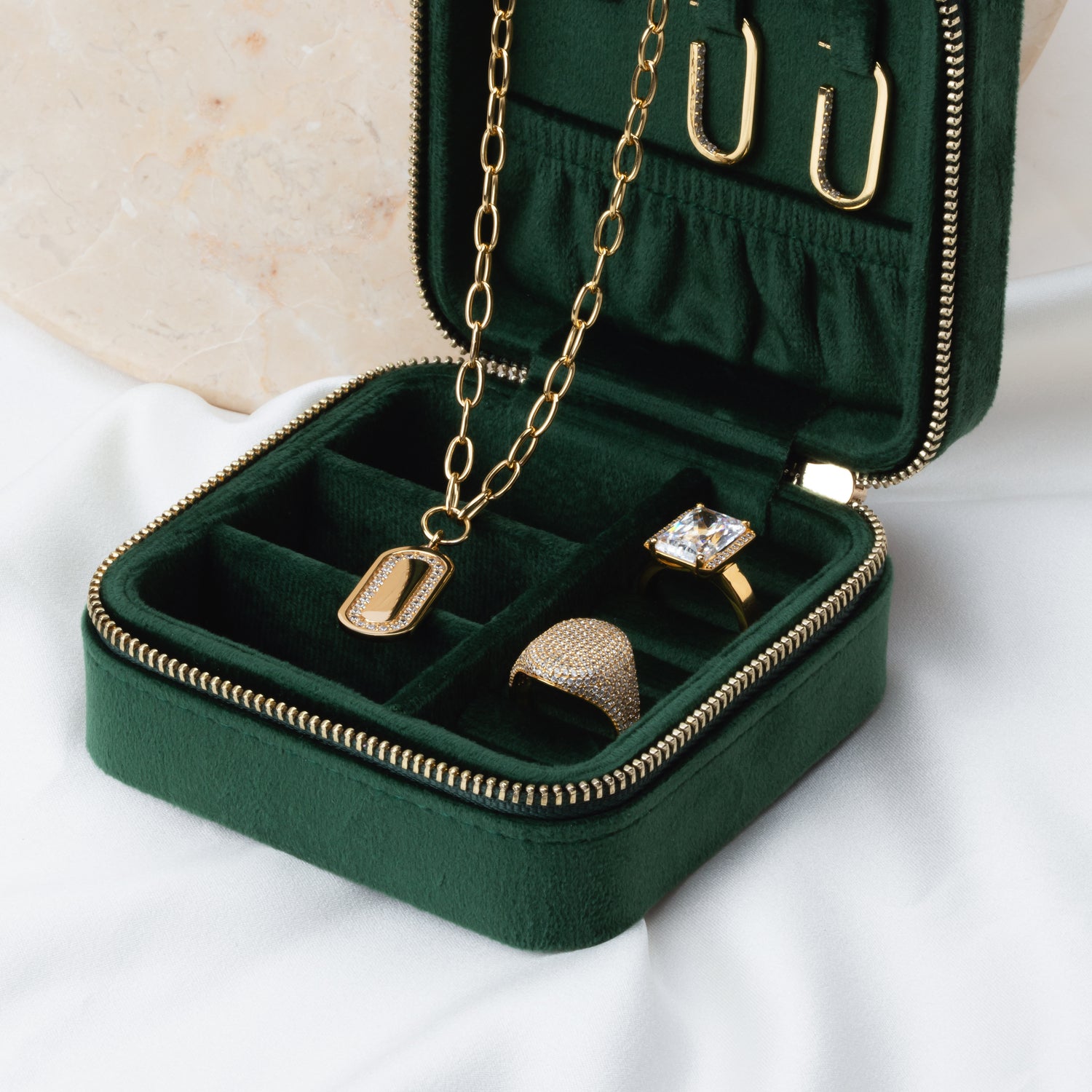 18K gold plated | White | 8,5, 18K gold plated | White | 7,5, 18K gold plated | White | 7, 18K gold plated | White | 6